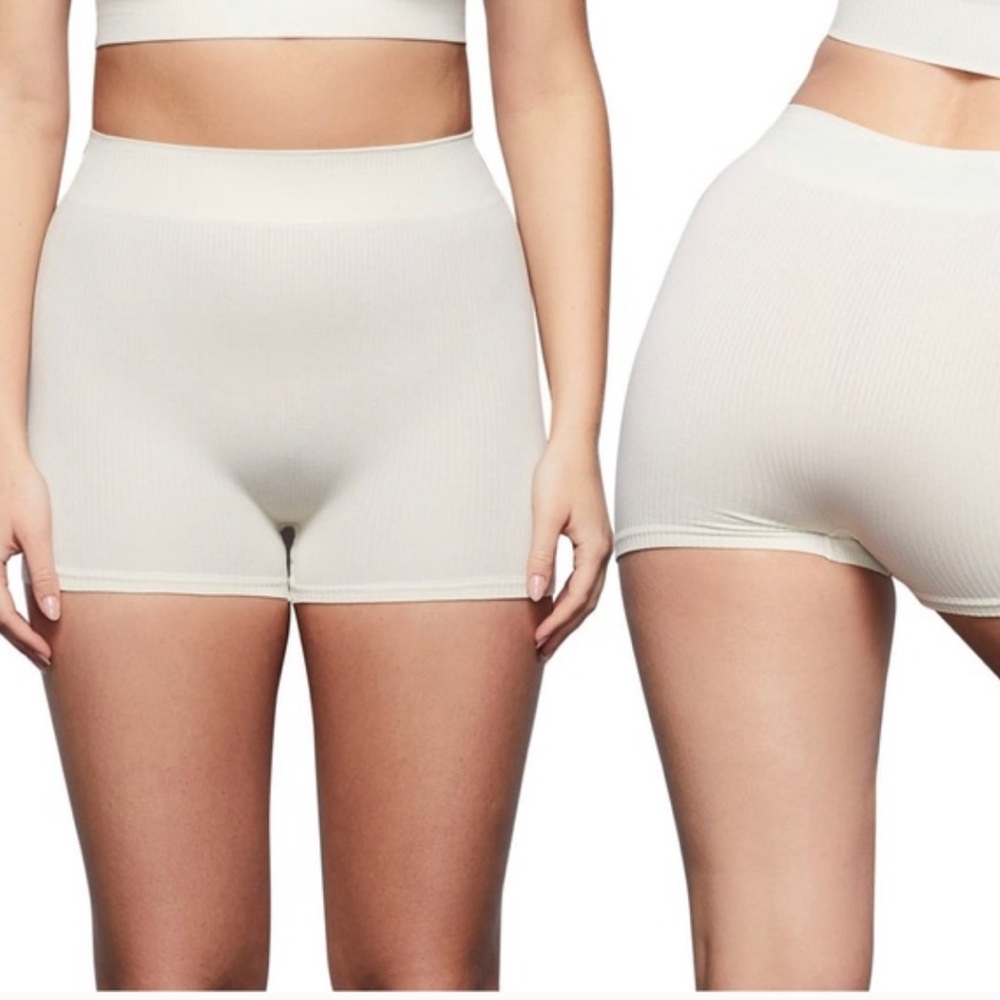 Skims stretch rib shorts cream